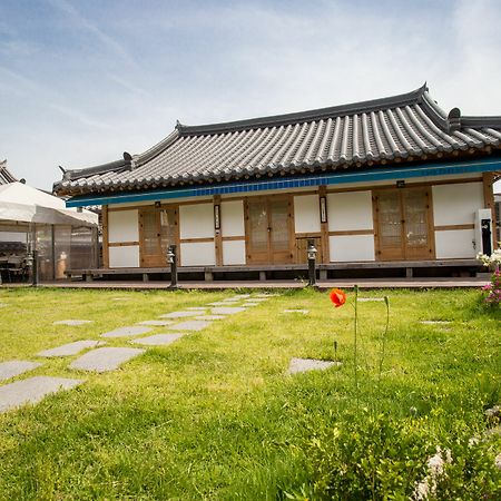 Jiwoo Dang Hotel Jeonju Bagian luar foto