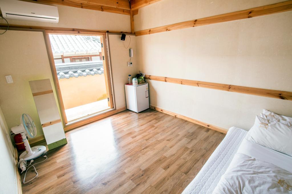 Jiwoo Dang Hotel Jeonju Bagian luar foto