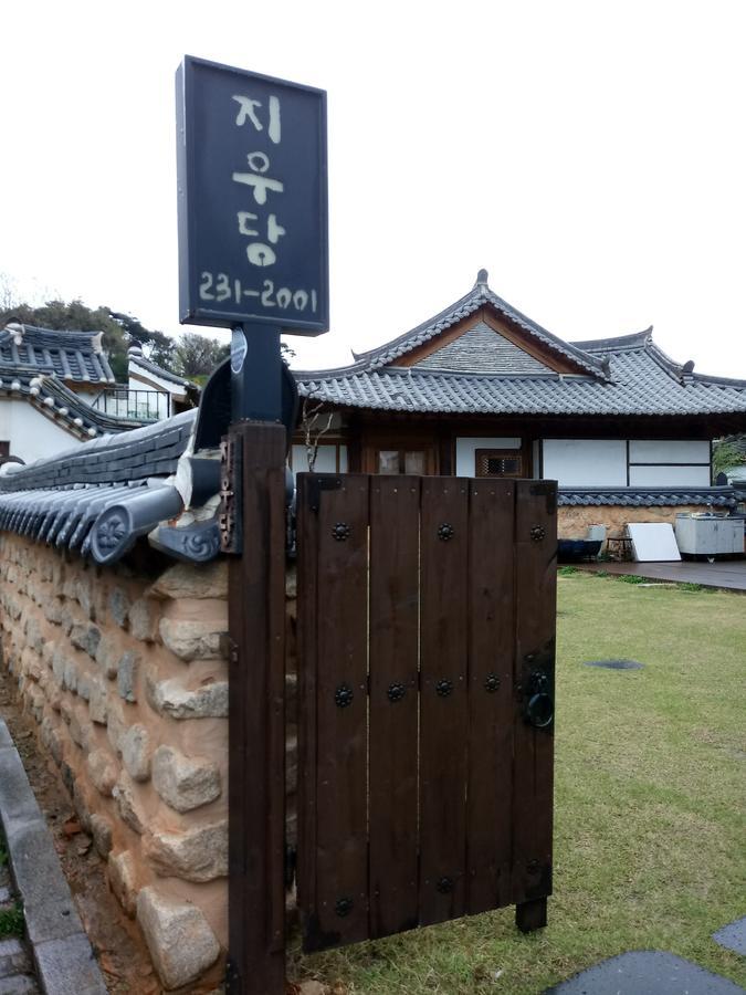 Jiwoo Dang Hotel Jeonju Bagian luar foto